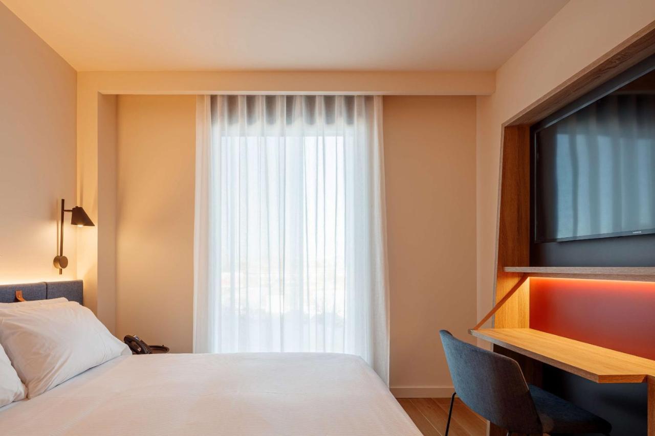 Hampton By Hilton Alcobendas Madrid Bagian luar foto